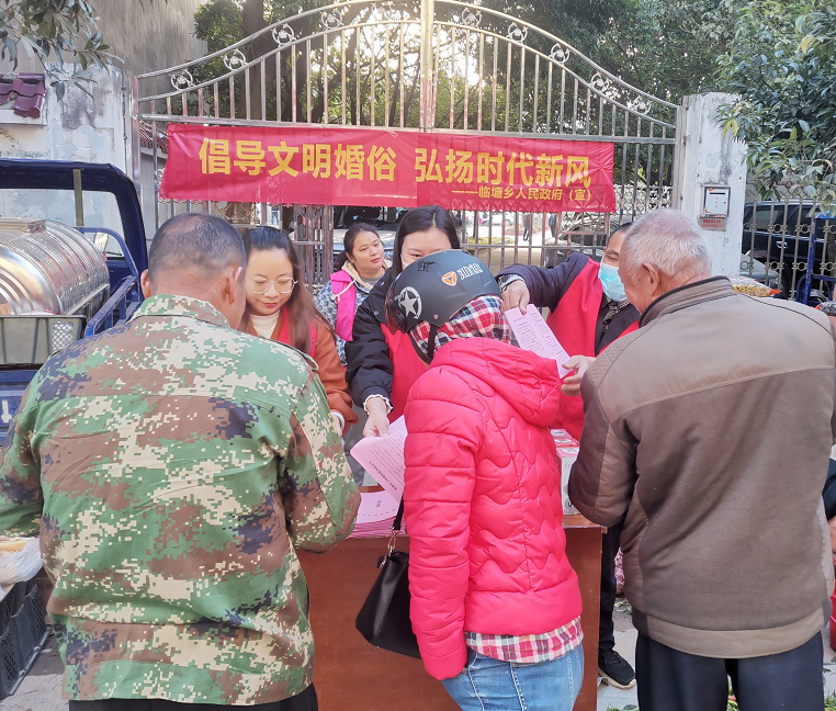 培育文明婚嫁新风尚,11月25日,龙南市临塘乡组织文明实践志愿者利用圩